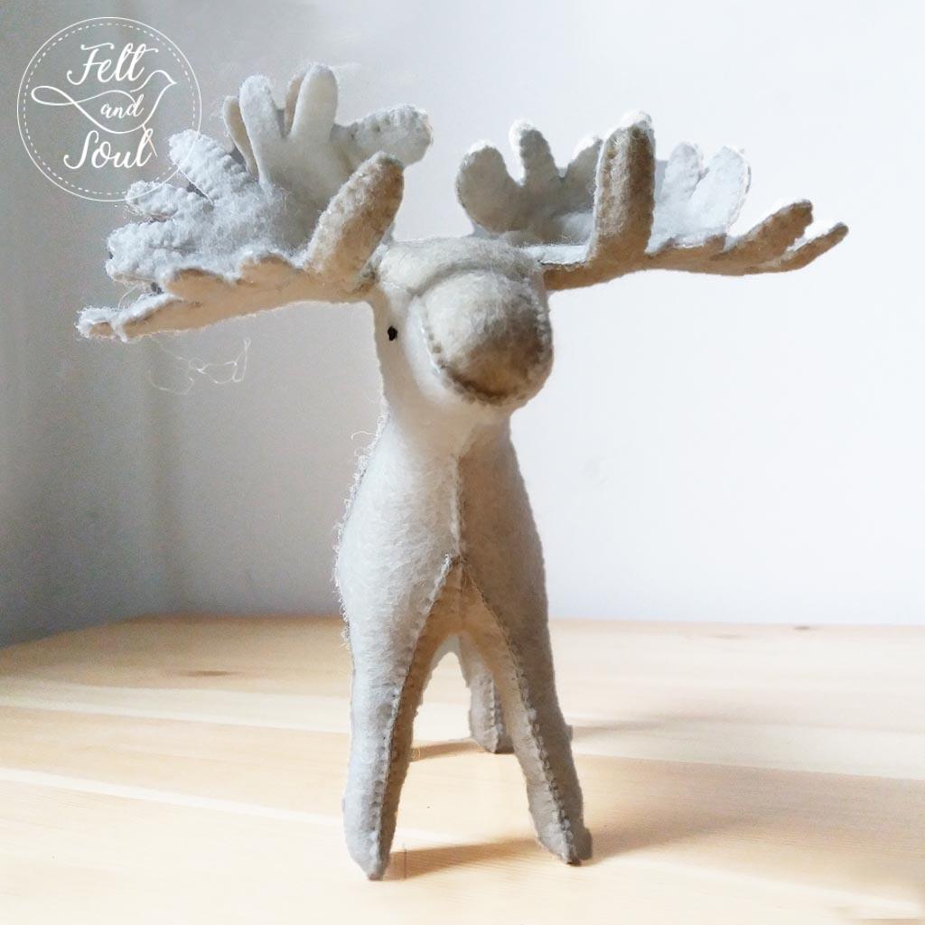 Jávorszarvas gyapjúfilc figura