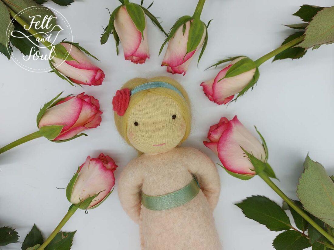 Felt and Soul Rózsa tündér baba gyapjúfilc asztali báb
