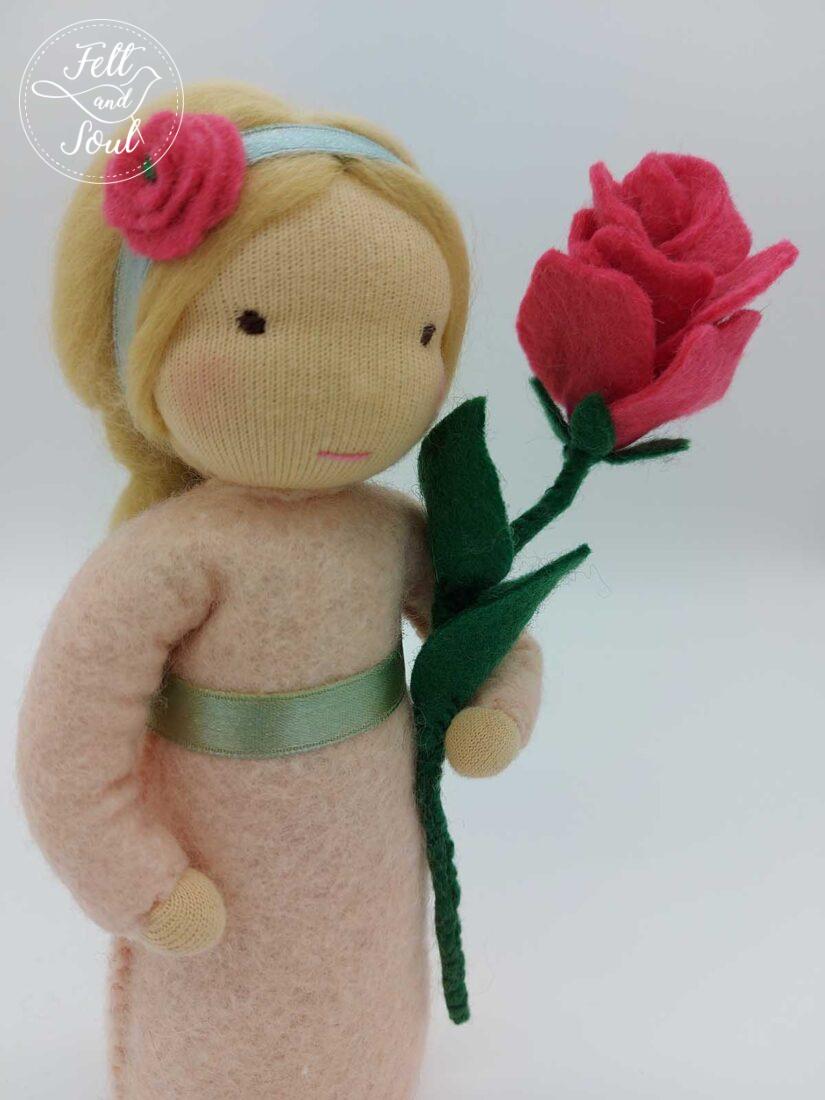 Felt and Soul Rózsa tündér baba gyapjúfilc asztali báb