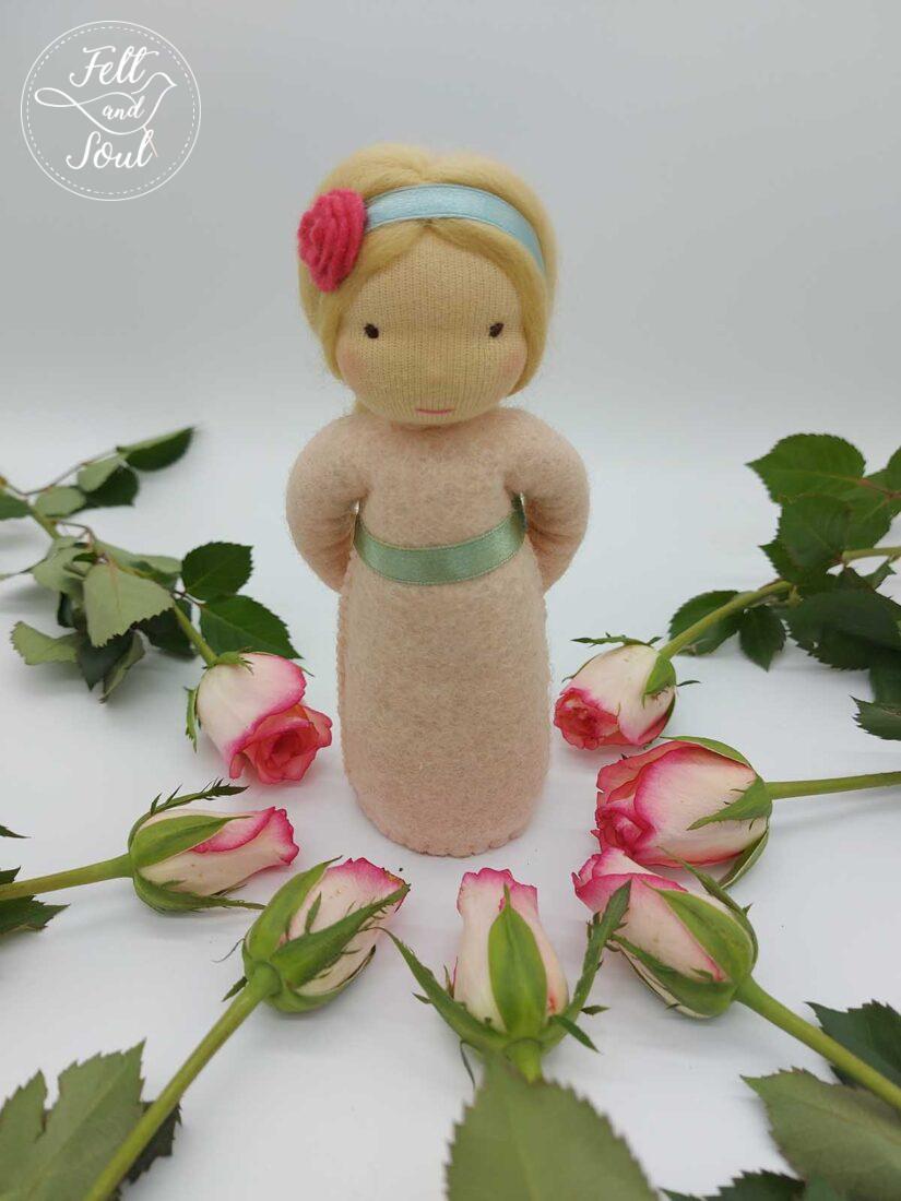 Felt and Soul Rózsa tündér baba gyapjúfilc asztali báb
