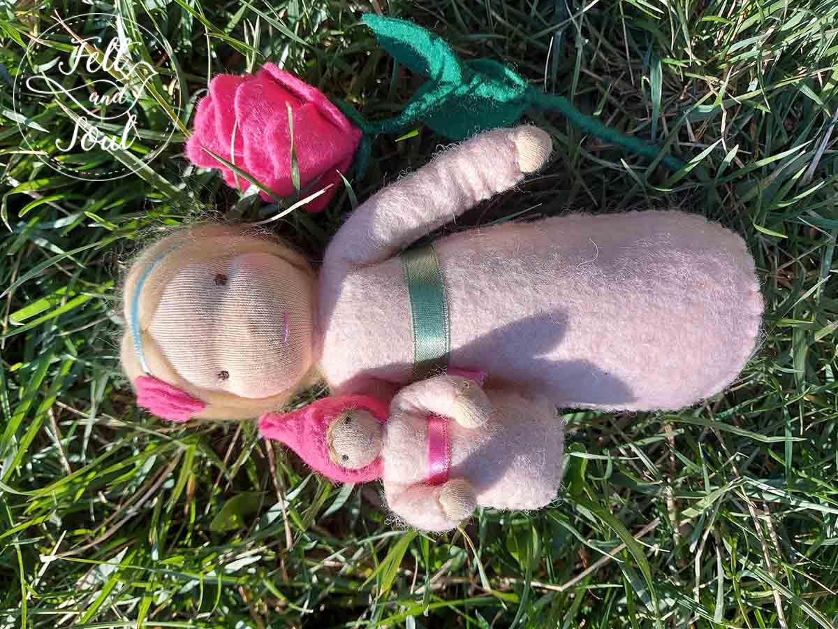 Felt and Soul Rózsa tündér baba gyapjúfilc asztali báb