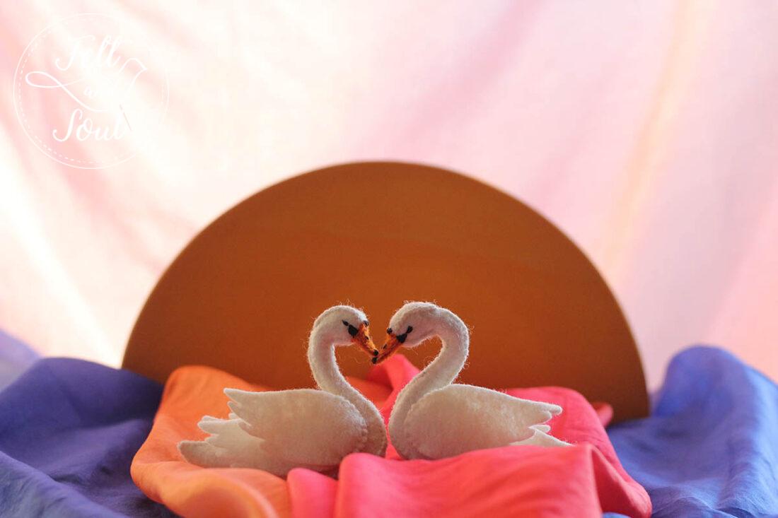 Felt and Soul hattyú pár gyapjúfilc figurák