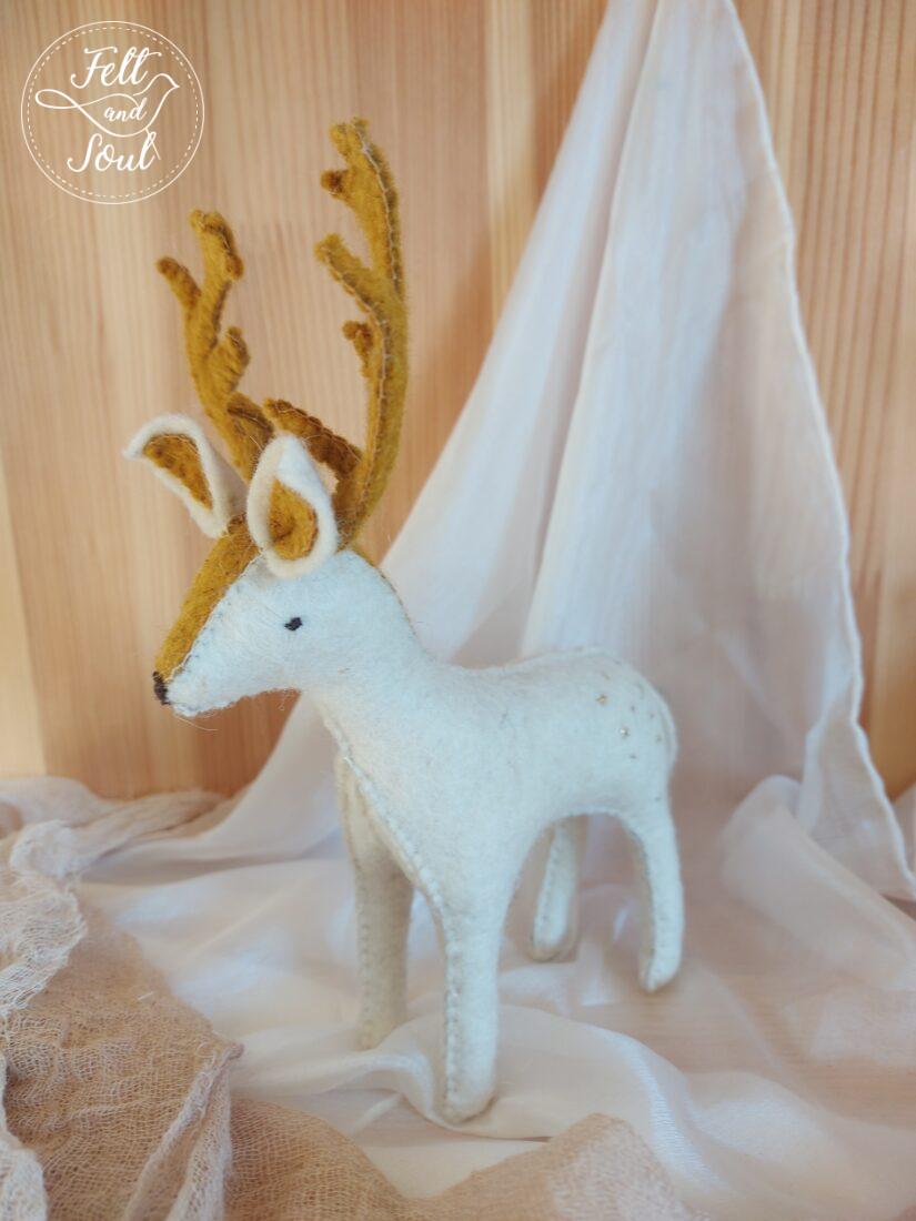 Szarvas gyapjú filc figura