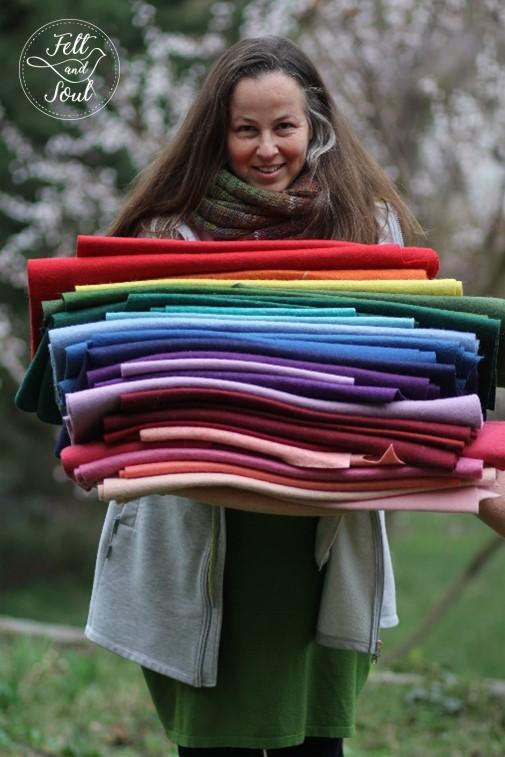 Czech Linda, a Felt and Soul alapítója, gyapjúfilc alapanyagokkal a kezében