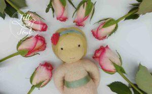 Felt and Soul Rózsa tündér baba gyapjúfilc asztali báb