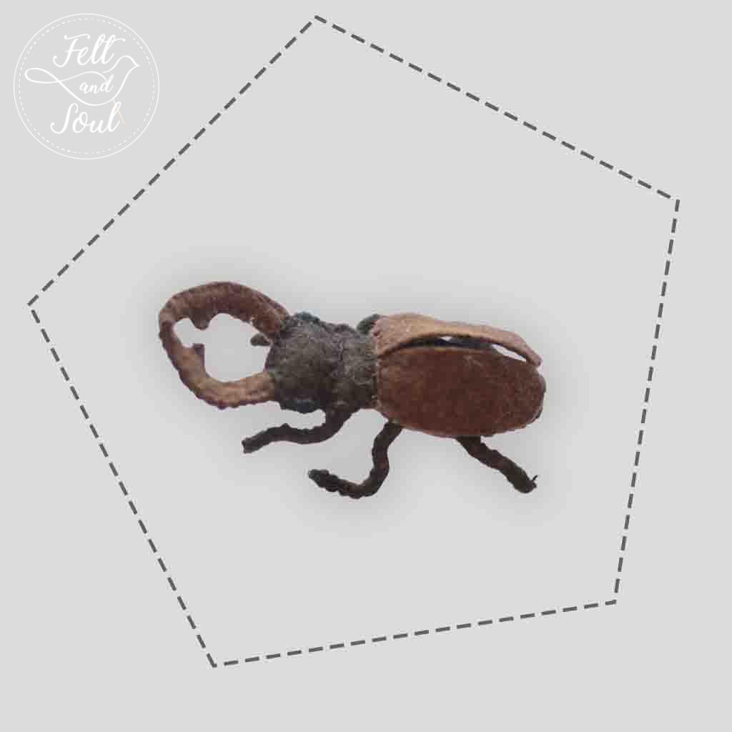 Felt and Soul - szarvasbogár gyapjú filc figura letölthető szabásminta
