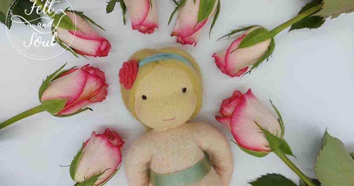 Felt and Soul Rózsa tündér baba gyapjúfilc asztali báb